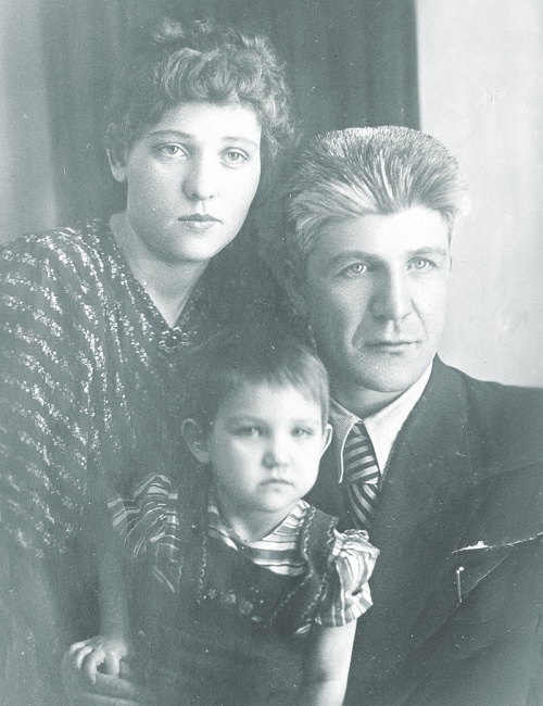 Георгий Валерианович Спешнев с женой и дочерью