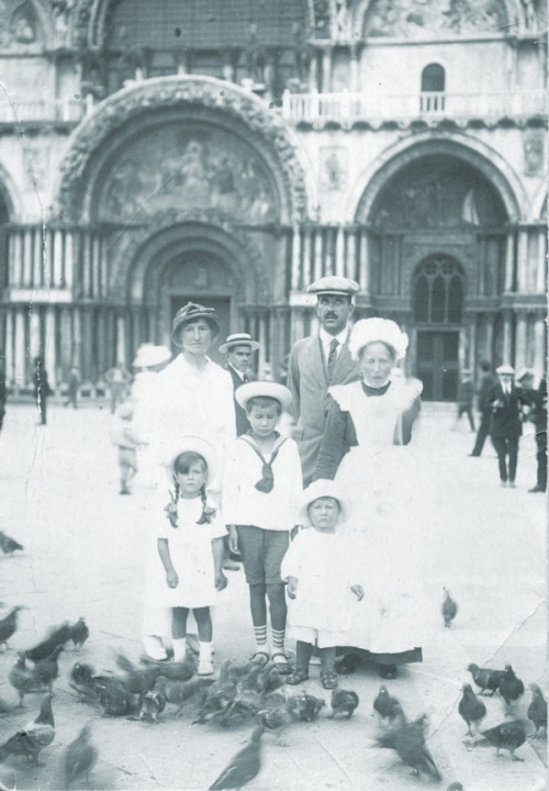 Valerian's-family-(1914---St.-Mark's-square)